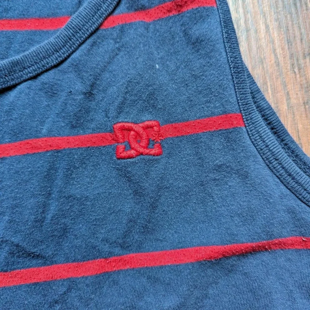Y2K DC men's size medium tank top red and navy striped - Picture 2 of 7